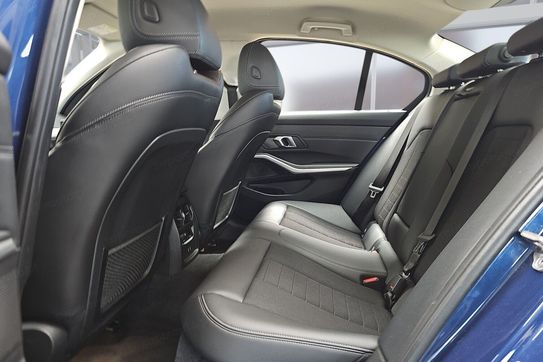 BMW Seria 3 320i Advantage aut