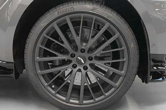 Aston Martin DBX 707