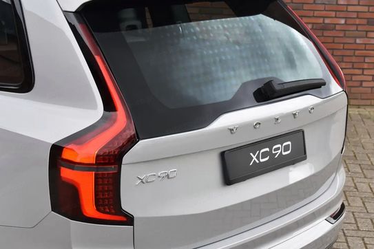 Volvo XC90 B5 AWD Ultra Dark