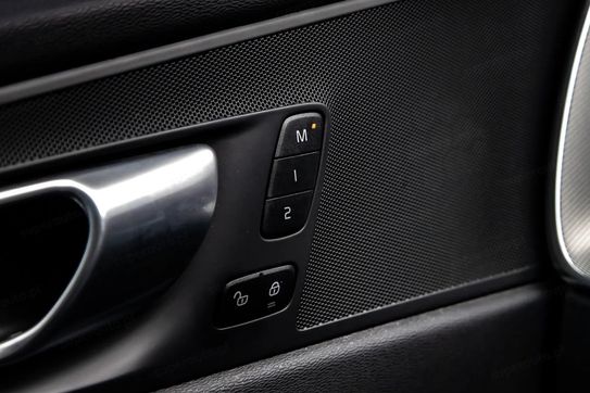 Volvo XC60 B4 D AWD Plus Dark