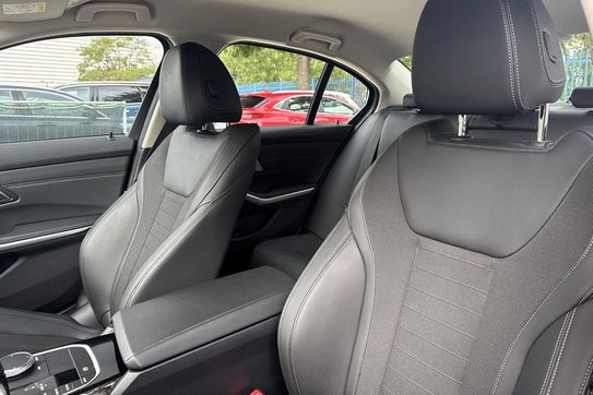 BMW Seria 3 318i Advantage