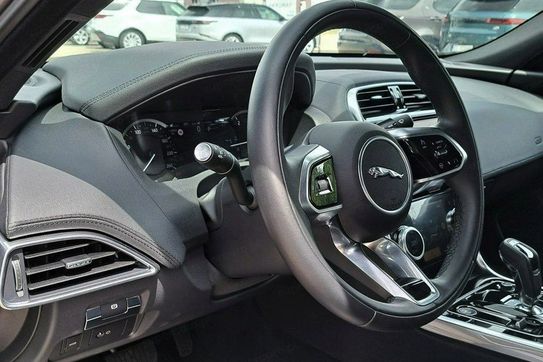 Jaguar XE D200 AWD SE