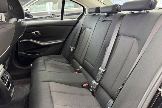 BMW Seria 3 318i Advantage aut