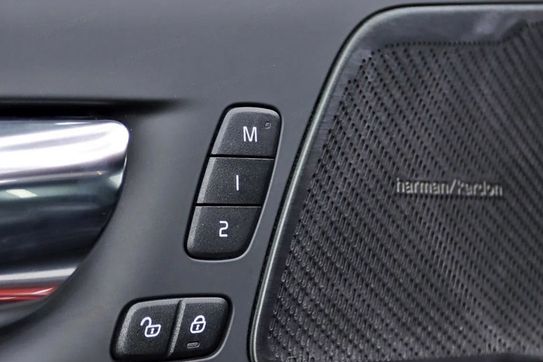 Volvo XC60 T8 AWD Plug-In Hybrid R-Design aut