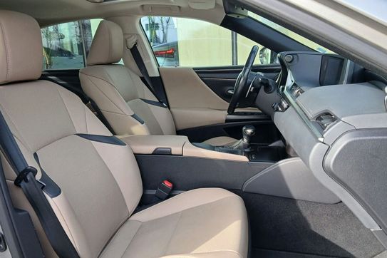 Lexus ES 300h Business Edition +