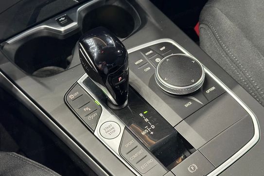 BMW Seria 2 220i Advantage aut