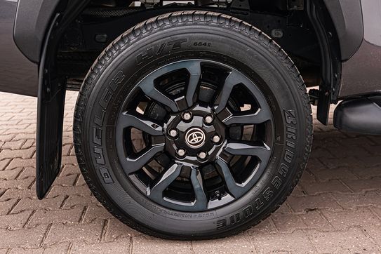 Toyota HiLux Double Cab Invincible 4x4  AT