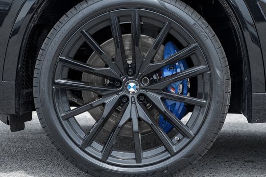 BMW X5 M60i