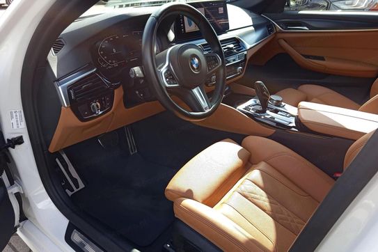 BMW Seria 5 530e xDrive M Sport sport-aut