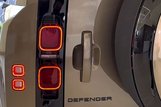 Land Rover Defender 110 3.0 D250 X-Dynamic HSE