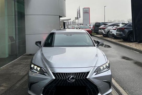 Lexus ES 300h Omotenashi