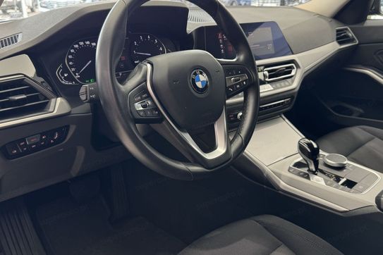 BMW Seria 3 318i Advantage aut