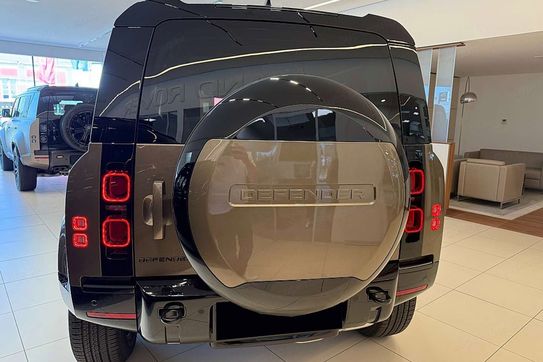 Land Rover Defender 110 3.0 D250 X-Dynamic SE