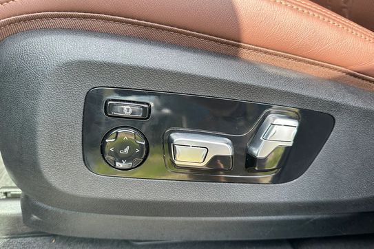 BMW X5 M60i