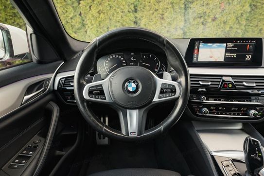 BMW Seria 5 520d xDrive M Sport sport-aut