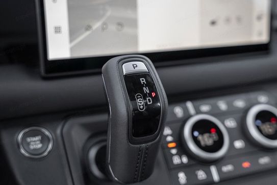 Land Rover Defender 110 P300e X-Dynamic HSE