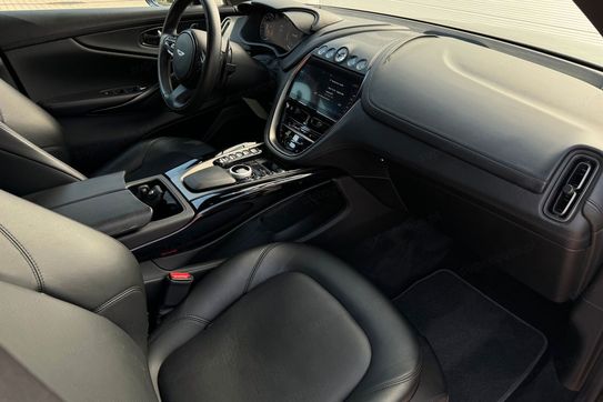 Aston Martin DBX V8