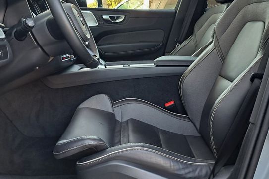 Volvo XC60 B5 B AWD Ultra Dark