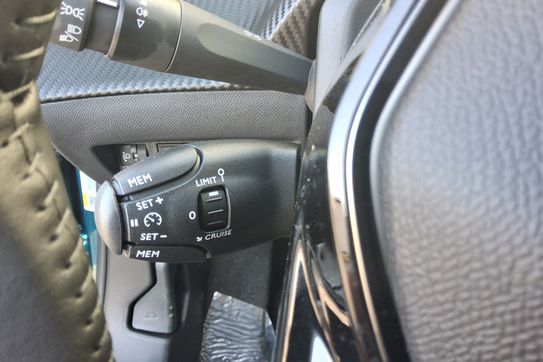 Peugeot 2008 ALLURE 1.2 mHEV e-DCS6