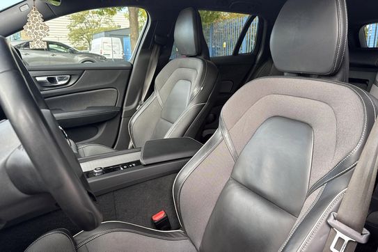 Volvo V60 B3 B R-Design