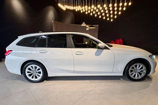 BMW Seria 3 318i Advantage aut