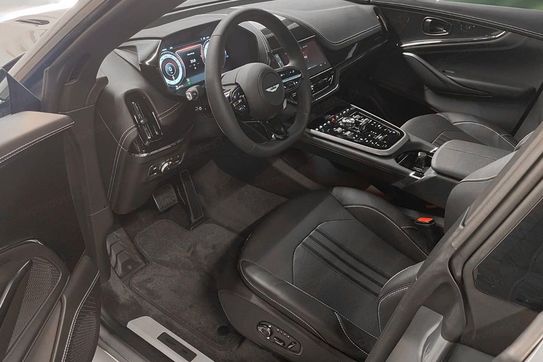 Aston Martin DBX 707