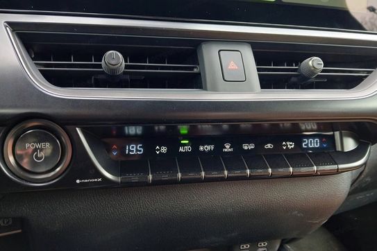 Lexus UX 300h F Sport Design