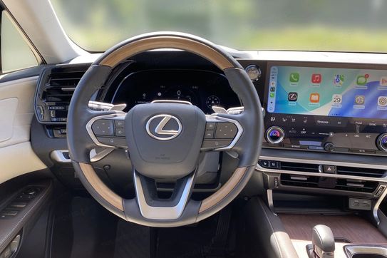 Lexus RX 450h+ Omotenashi