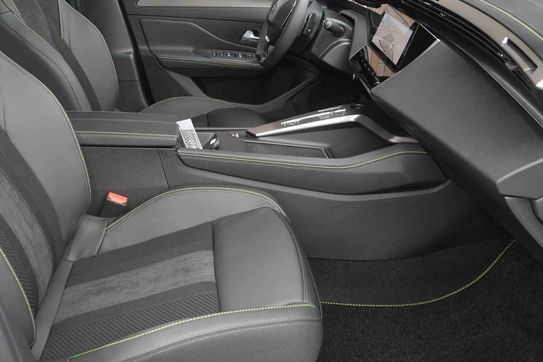 Peugeot 308 GT Exclusive S&S e-DCS6 1.2 mHEV
