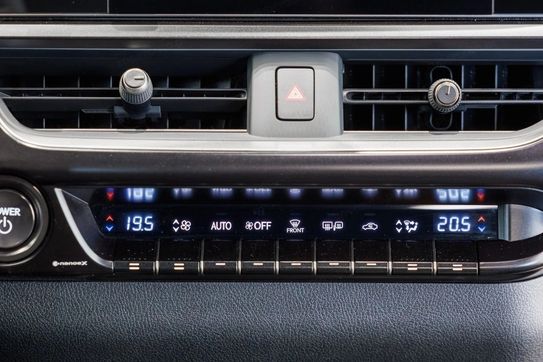 Lexus UX 300h Business