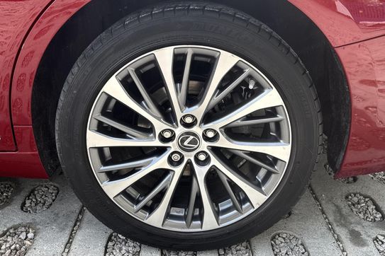 Lexus ES 300h Business Edition +