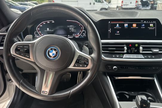 BMW Seria 3 330e xDrive M Sport