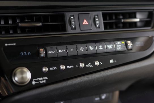 Lexus ES 300h F Sport Design