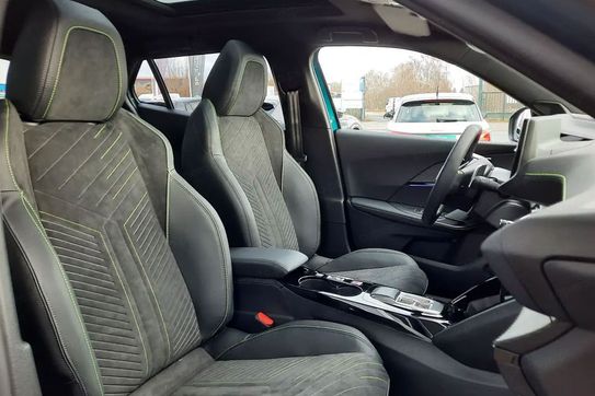 Peugeot 2008 GT Exclusive e-DCS6 1.2 PureTech mHEV