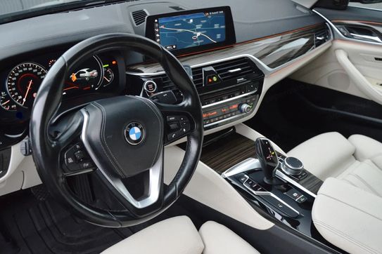 BMW Seria 5 520d xDrive Luxury Line aut