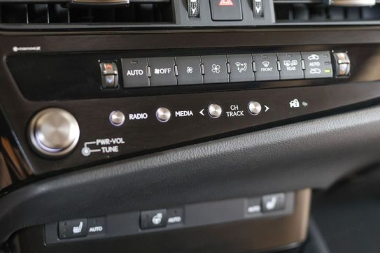 Lexus ES 300h F Sport Design