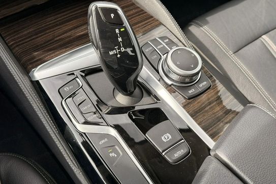 BMW Seria 5 530e iPerformance xDrive Sport Line sport aut