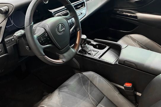 Lexus ES 300h Omotenashi