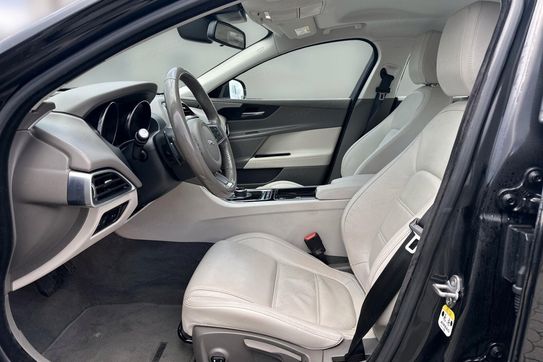 Jaguar XE D Prestige