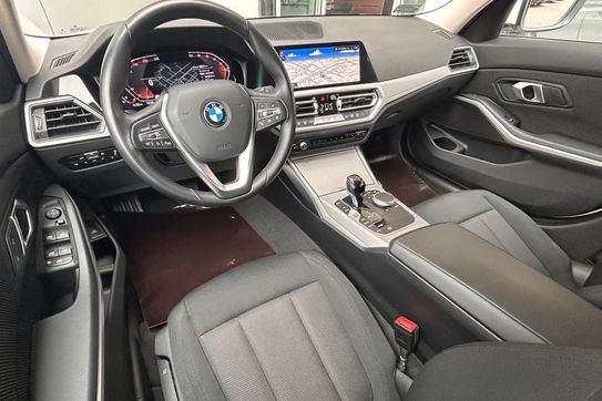 BMW Seria 3 318i Advantage aut