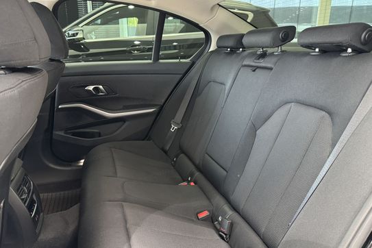 BMW Seria 3 318i Advantage aut