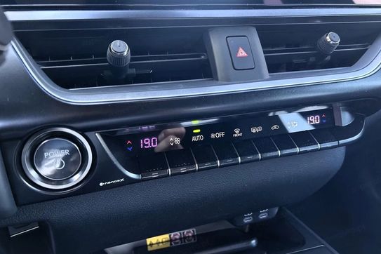 Lexus UX 300h F Sport Design