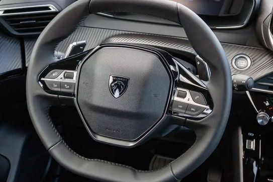 Peugeot 2008 Allure EAT8 1.2 PureTech