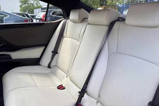 Lexus ES 300h Business Edition +