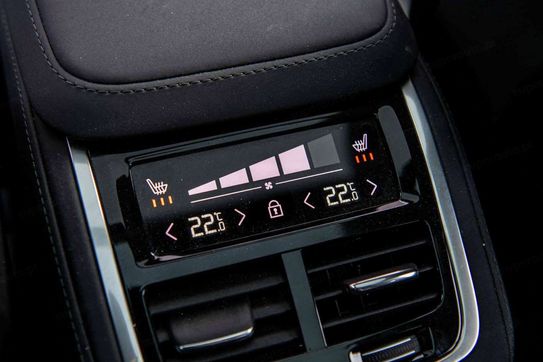 Volvo XC90 T8 AWD Plug-In Hybrid Ultra Dark