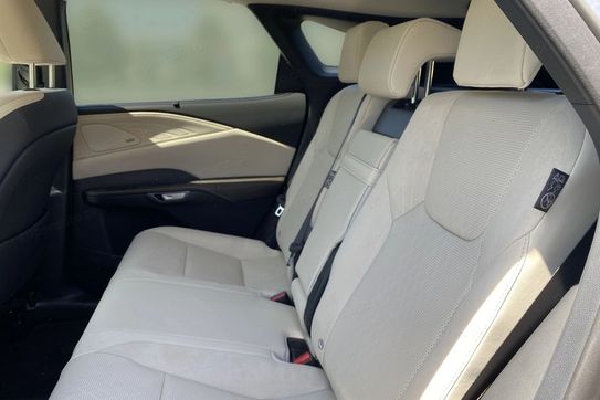 Lexus RX 450h+ Omotenashi
