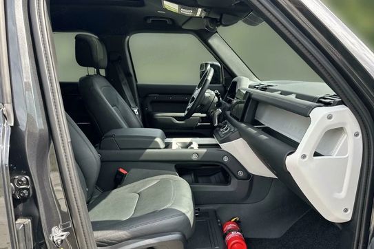 Land Rover Defender 110 3.0 D250 X-Dynamic HSE