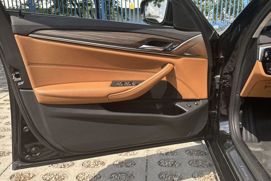 BMW Seria 5 520e Luxury Line