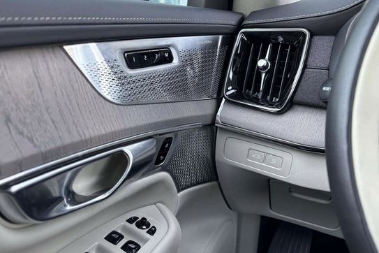 Volvo XC90 T8 AWD Plug-In Hybrid Ultra Bright