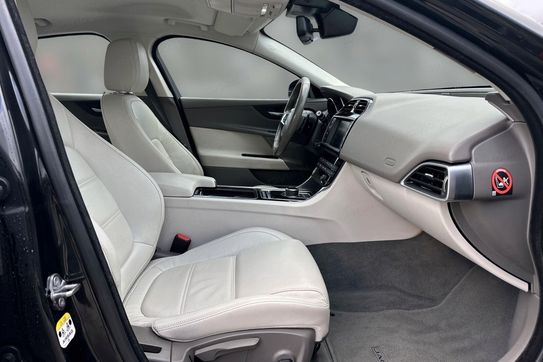 Jaguar XE D Prestige